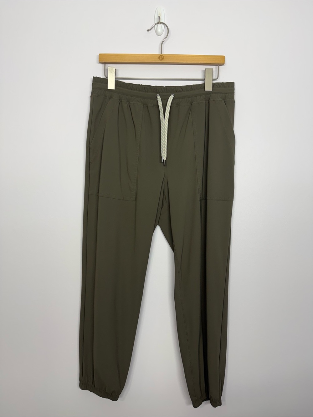 137: Vuori Miles Jogger Oregano? Size Large 26” Green